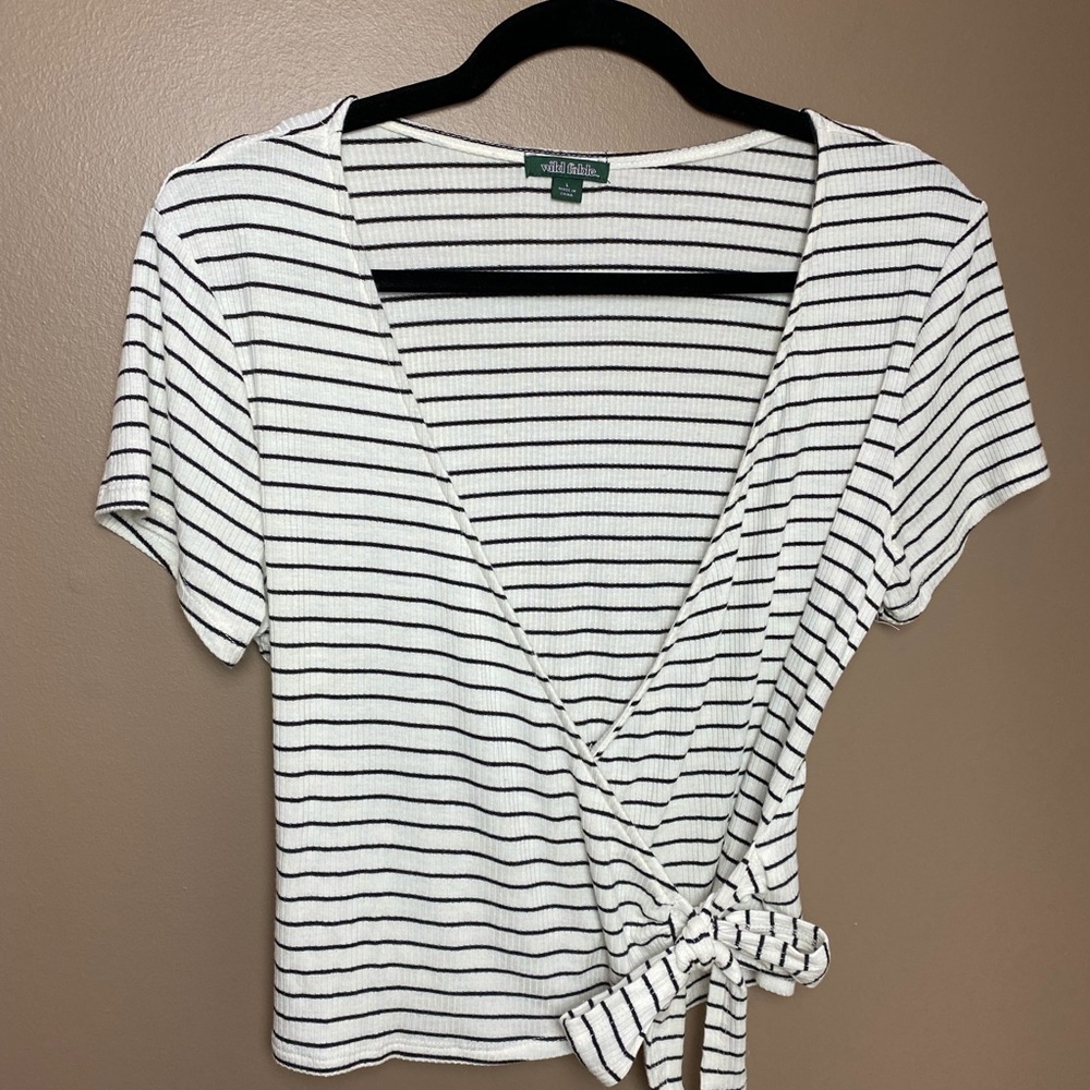 🖤🤍Women’s Size L Short-Sleeve Tie-Front Wrap Shirt🖤🤍
